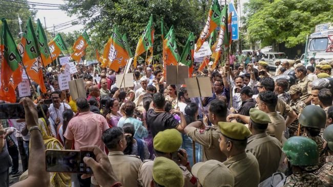 జమ్మూ కాశ్మీర్ లో హై టెన్షన్ - బీజేపీ ఆఫీసులకు JKNC ముట్టడి - రాష్ట్ర హోదా కోసం భారీ ధర్నా!
