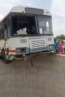 బావిపై వేలాడిన ఆర్టీసీ బస్సు.. త్రుటిలో తప్పిన పెను ప్రమాదం