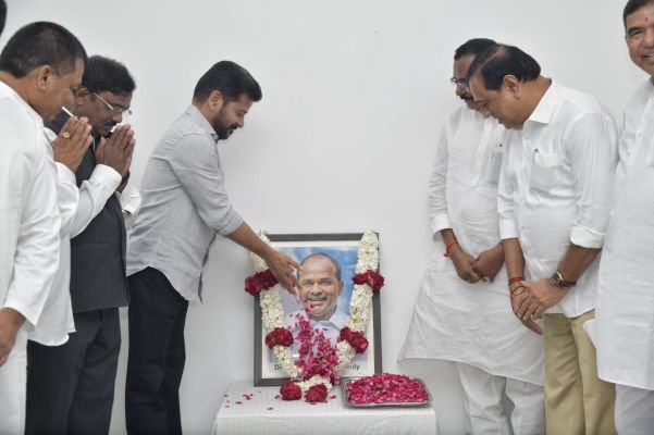 వై ఎస్ కు సీఎం రేవంత్ ఘన నివాళి 