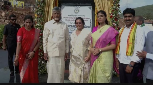 పోలవరం ఎడమ కాలువ శిలా ఫలకాన్ని ఆవిష్కరించిన సీఎం చంద్రబాబు