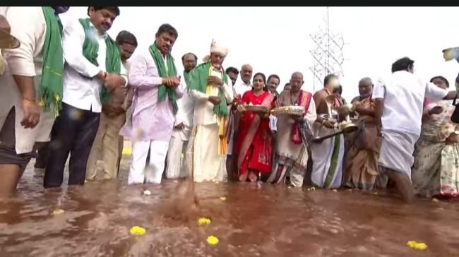 గోదావరి జలాలను విడుదల చేసిన చంద్రబాబు