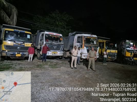అక్రమంగా తరలిస్తున్న మట్టి తిప్పర్ల పట్టివేత