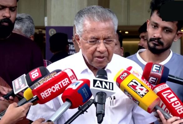 గాయపడిన ఎస్ఎఫ్ఐ నేతను పరామర్శించిన పినరయి విజయన్
