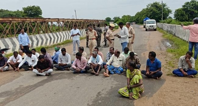 మధ్యమానేరు జలాశయం నుండి కాలువ ద్వారా సాగుకోసం నీటిని విడుదలకై రైతుల రాస్తారోకో.