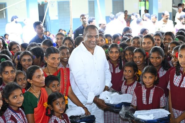 వారంలో ఒకసారి ప్రభుత్వ పాఠశాలను తనిఖీ చేయాలి