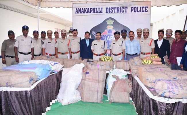 గంజాయి రహిత జిల్లా లక్ష్యంగా పటిష్ట చర్యలు.  సుమారు 3 కోట్ల విలువైన 600 కేజీల భారీ గంజాయి పట్టివేత.  ముగ్గురు అంతర్రాష్ట్ర నిందితుల అరెస్ట్.  అధికారులకు, సిబ్బందికి రివార్డులు అందజేసిన జిల్లా ఎస్పీ తుహిన్ సిన్హా.