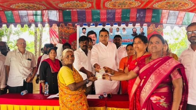   కట్టంగూర్‌లో ఘనంగా స్మార్ట్ రేషన్ కార్డుల పంపిణీ అర్హులైన ప్రతి పేద కుటుంబానికి సంక్షేమ ఫలాలు అందించడమే ప్రభుత్వ లక్ష్యం: ఎంపీ చామల కిరణ్‌కుమార్‌రెడ్డి