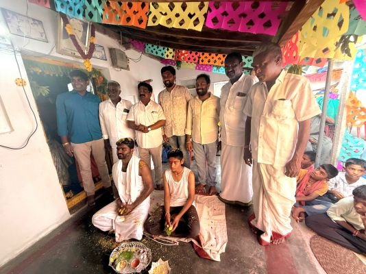 పామూరు, మేజర్ న్యూస్ : మండలంలోని చట్టమడుగు గ్రామానికి చెందిన టీడీపీ సీనియర్‌ నాయకుడు కొంపల్లి వెంకట రాజేంద్రరావు, ఆదిలక్ష్మి దంపతుల కుమారుడు కొంపల్లి వెంకటేష్‌బాబు, విజయవాడకు చెందిన వేమూరి శ్రీనివాసులు, రమాదేవి దంపతుల కుమార్తె కళ్యాణి వివాహం శుక్రవారం రాత్రి జరిగింది. వివాహ వేడుకల్లో భాగంగా శుక్రవార
