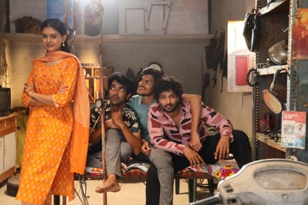 వేణు ఊడుగుల సమర్పణలో 'చంద్రయాన్' మోషన్ పోస్టర్ రిలీజ్: సొంతంగా రాకెట్ తయారు చేసిన ముగ్గురు కుర్రాళ్ల సాహస యాత్ర!