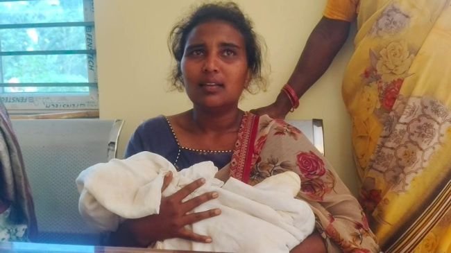 పట్వారిగూడెంలో అమానుషం: ఆర్ఎంపీ క్లినిక్ వద్ద పసికందును వదిలివెళ్లిన గుర్తుతెలియని వ్యక్తులు. 