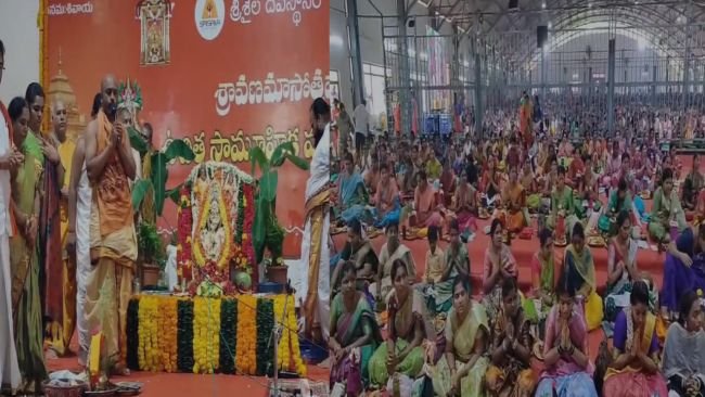 శ్రీశైలంలో అంగరంగ వైభవంగా చెంచు మహిళల సామూహిక వరలక్ష్మీ వ్రతం.. ప్రత్యేకతలివే!