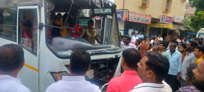 స్కూల్ బస్సును ఢీకొన్న అపరాల్ పార్క్  బస్సు