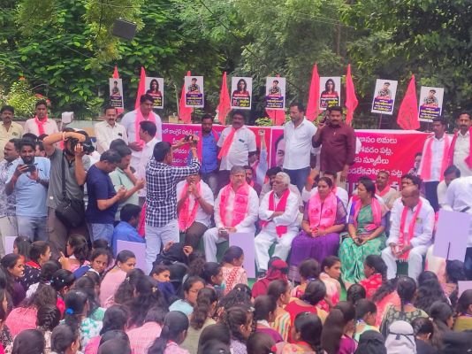 ఫీజు రీయింబర్స్‌మెంట్ కోసం బిఆర్ఎస్ ధర్నా