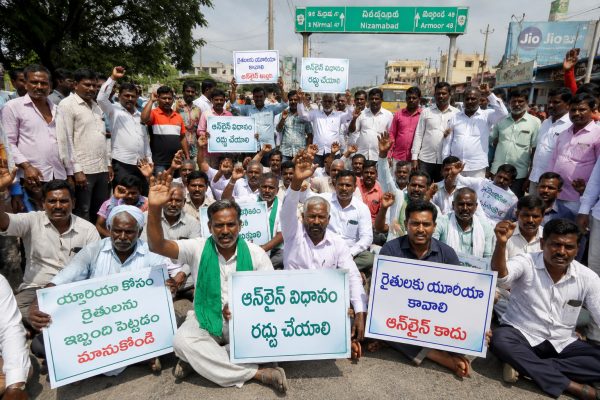 నిజామాబాద్‌లో తీవ్ర ఉద్రిక్తత.. యూరియా కోసం రోడ్డెక్కిన రైతులు, ఆన్‌లైన్ విధానం రద్దు చేయాలని డిమాండ్