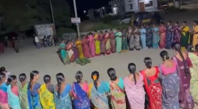 వానలు పడాలని వేడుకుంటూ బతుకమ్మ ఆడిన మహిళలు