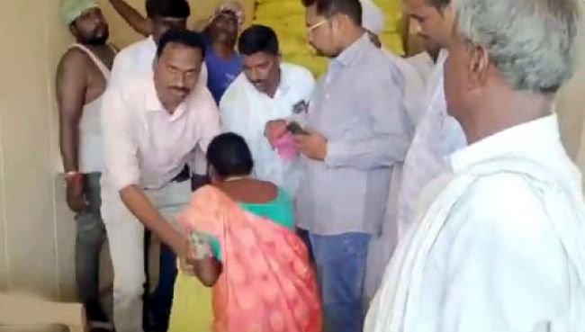 ‘యాప్ గురించి తెలియదు సారు.. నీ కాళ్లు మొక్కుతా యూరియా ఇప్పియి’