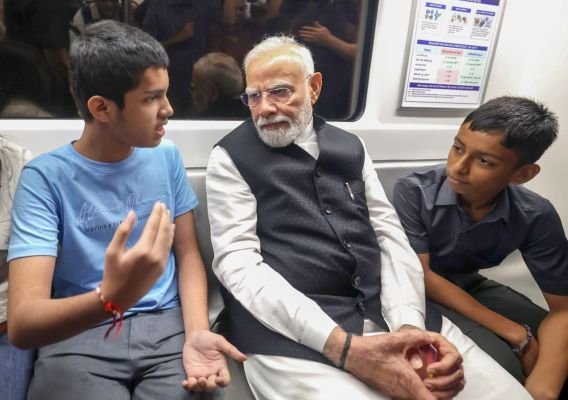 ఢిల్లీ మెట్రోలో ప్రధాని మోదీ సడన్ సర్ ప్రైజ్