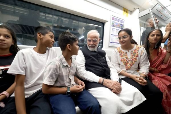 మెట్రో రైలులో ప్రయాణించిన ప్రధాని మోదీ: విద్యార్థులతో సరదా ముచ్చట్లు