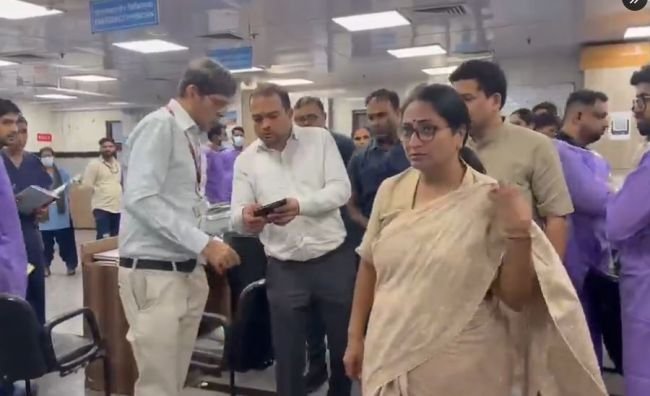 క్షతగాత్రులను పరామర్శించిన ఢిల్లీ సీఎం రేఖా గుప్తా