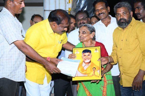 *పేదల ఆరోగ్య భరోసాకు సీఎం సహాయనిధి అండ.*  *పాలకొల్లులో 98 మందికి రూ.62 లక్షల చెక్కులు పంపిణీ