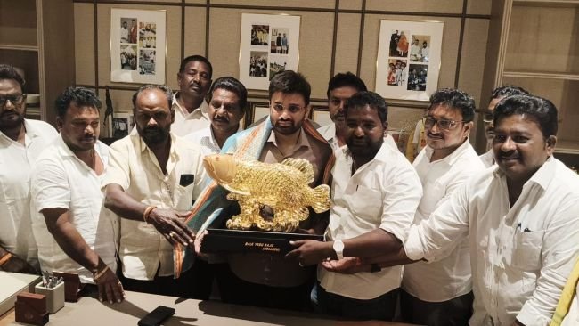 ‎ ‎కొద్ది నెలల్లోనే పరిష్కారం.. కొల్లేరు రైతులకు ఎంపీ భరోసా ‎ ‎.. ఏలూరులో ఎంపీ ని కలిసిన కొల్లేరు రైతులు. ‎.. పర్యావరణ పరిరక్షణ, రైతుల జీవనోపాధి రెండూ ముఖ్యమేనన్న ఎంపీ. ‎.. సుప్రీం కోర్టులో రైతులకు అనుకూలంగా తీర్పు వస్తుందని ఎంపీ విశ్వాసం. ‎.. ఎంపీకి కొల్లేరు రైతుల ధన్యవాదాలు. ‎.. ఎంపీ కార్యాలయంలో ప