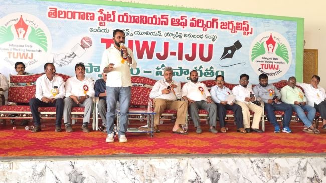 ఐక్యంగా ఉద్యమిస్తేనే  జర్నలిస్టుల సమస్యల కు  పరిష్కారం !