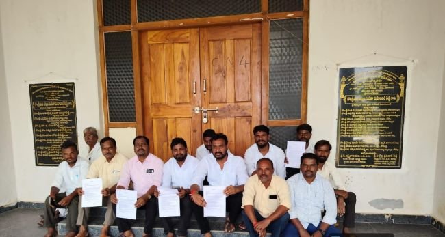 ఎంపీడీవో కార్యాలయానికి తాళం... బిఆర్ఎస్ నిరసన