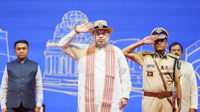 గోవా పోలీసులకు రాష్ట్రపతి పతాకాన్ని ప్రదానం చేసిన అమిత్ షా