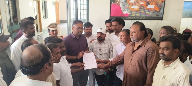 జర్నలిస్టుల పిల్లల ఫీజులపై జాప్యం.. ఇక సహించం!…  తక్షణమే ఆదేశాలు జారీ చేయాలి.. లేదంటే దశలవారీ ఉద్యమం…  పెద్దపల్లి ప్రెస్‌క్లబ్ అధ్యక్షుడు గుడ్ల శ్రీనివాస్…