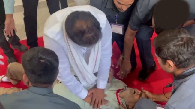 అసెంబ్లీలో గుండెపోటుతో పడిపోయిన ఐఏఎస్ అధికారి పీఎస్‌కు మంత్రి వకిటి శ్రీహరి సీపీఆర్