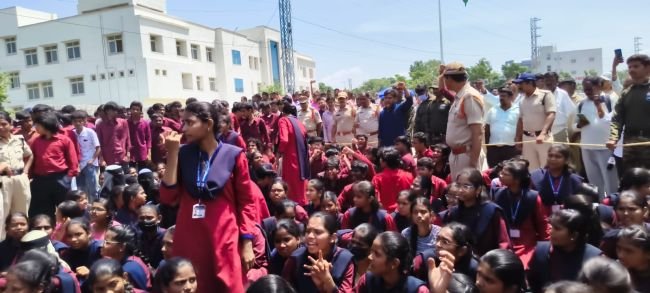 రణరంగాన్ని తలపించిన పటాన్‌చెరు -కాంగ్రెస్‌ వర్సెస్‌ బీఆర్‌ఎస్‌ పోటాపోటీ ధర్నాలు