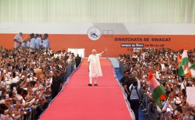 250కి పైగా ట్రక్కుల సరుకును మోసుకెళ్తున్న డబుల్-స్టాక్ ఫ్రైట్ రైలు