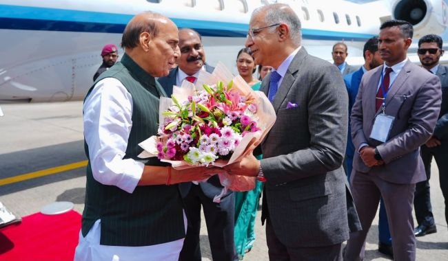 రక్షణ, సముద్ర సంబంధాలను బలోపేతం చేసేందుకు రాజ్‌నాథ్ సింగ్ మూడు రోజుల పర్యటన నిమిత్తం కొలంబోకు చేరుకున్నారు
