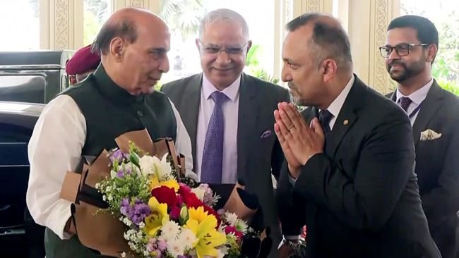 కొలంబోలో రక్షణ మంత్రి రాజ్‌నాథ్ సింగ్‌కు ఘన స్వాగతం