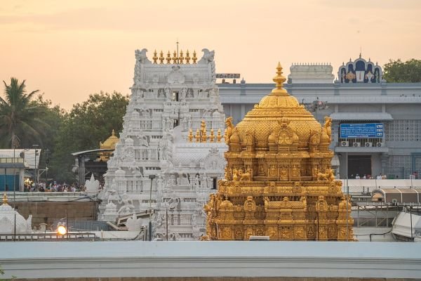 తిరుమలలో కొనసాగుతున్న భక్తుల రద్దీ