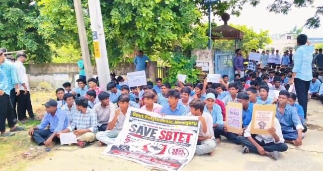 డిప్లొమాను ITIతో విలీనం చేయొద్దు.. ‘శక్తి’ పథకం రద్దు చేయాలి: మణుగూరు పాలిటెక్నిక్ విద్యార్థుల సమరశంఖం!