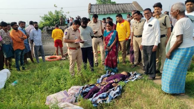 వ్యవసాయ బావిలో పడి తల్లి కుమారుడు ఆత్మహత్య..??..