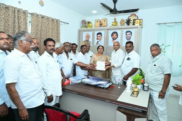 మంత్రిని కలిసిన చేనేత సంఘాల జేఏసీ బృందం