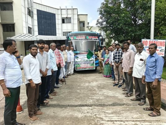 ఆయిల్‌పామ్ సాగుపై రైతులకు క్షేత్రస్థాయి అవగాహన.