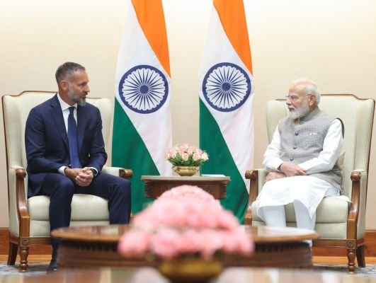 యువరాజు రహీం అగా ఖాన్ V తో ప్రధాని మోదీ భేటీ