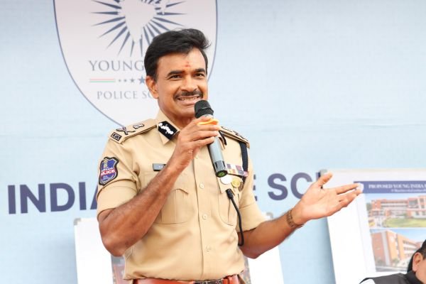 పోలీసు పిల్లలకు నాణ్యమైన విద్యే సంక్షేమానికి కీలకం  – విద్యతో పాటు క్రీడలు, క్రమశిక్షణకు ప్రాధాన్యం  – మాదకద్రవ్యాలకు దూరంగా..  బాధ్యతాయుత పౌరులుగా తీర్చిదిద్దడమే లక్ష్యం  డీజీపీ సి.వి. ఆనంద్‌ వెల్లడి