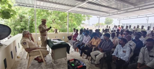 వినాయక విగ్రహ నిర్వాహకులకు అవగాహన కార్యక్రమం..  డీఏలు ఆర్కెస్ట్రాలు నిషిద్ధం.. సీఐ.ఎస్ఐల సూచన..