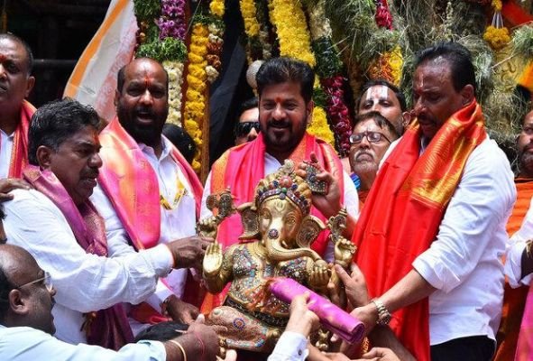 వినాయక నిమజ్జనం ఏర్పాట్లపై సీఎం రేవంత్ రెడ్డి సమీక్ష: మండపాలకు ఉచిత విద్యుత్ ప్రకటన
