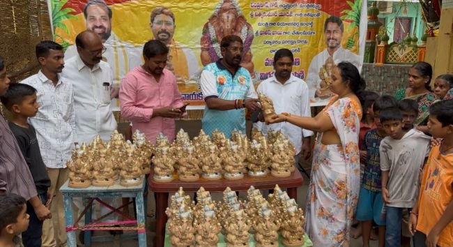 ధర్మవరంలో మట్టి వినాయక విగ్రహాల ఉచిత పంపిణీ  
