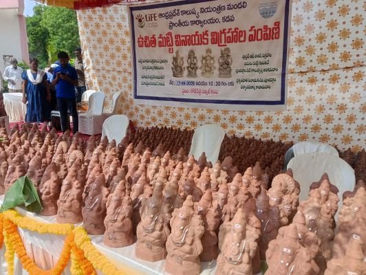 మట్టి గణపయ్యలు ఉచితంగా పంపిణీ
