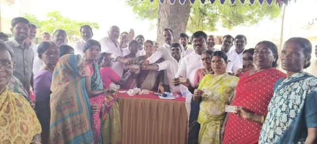 పామెనలో స్మార్ట్ రేషన్ కార్డుల పంపిణీ