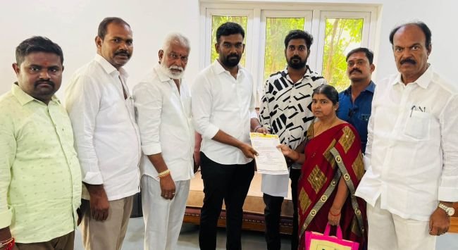టీడీపీ కార్యకర్త నెట్టెం కేశవ కుటుంబానికి రూ. 5 లక్షల బీమా చెక్కు అందజేసిన పరిటాల శ్రీరామ్ 