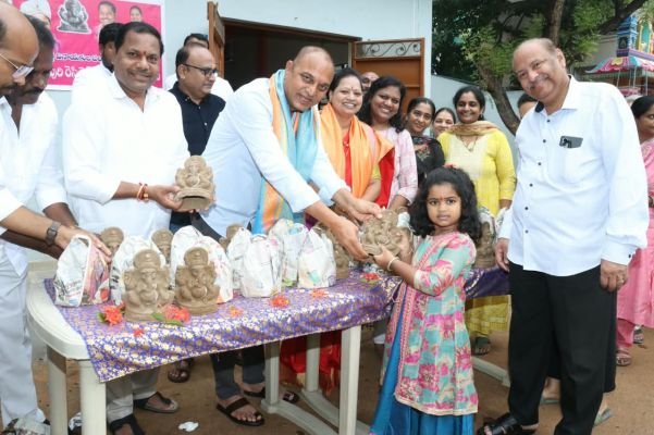 మట్టి వినాయకులను  పూజిద్దాం పర్యావరణాన్ని కాపాడుదాం .... ఎమ్మెల్యే బండారి లక్ష్మారెడ్డి & మాజీ కార్పొరేటర్ బన్నాల గీత