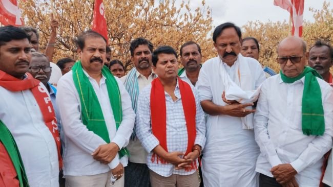 సత్య సాయి జిల్లాలో ఉగ్రరూపం దాల్చిన కరువు చెట్లు పరిశీలించిన సిపిఐ జాతీయ కార్యదర్శి  రామకృష్ణ 