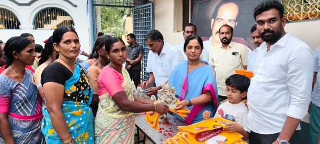వెంకటాపురంలో మట్టి వినాయక విగ్రహాలు పంపిణీ చేసిన పరిటాల సునీత, పరిటాల శ్రీరామ్*  *ప్రతి ఇంటికి మట్టి విగ్రహాన్ని అందజేసిన ఎమ్మెల్యే సునీత, శ్రీరామ్